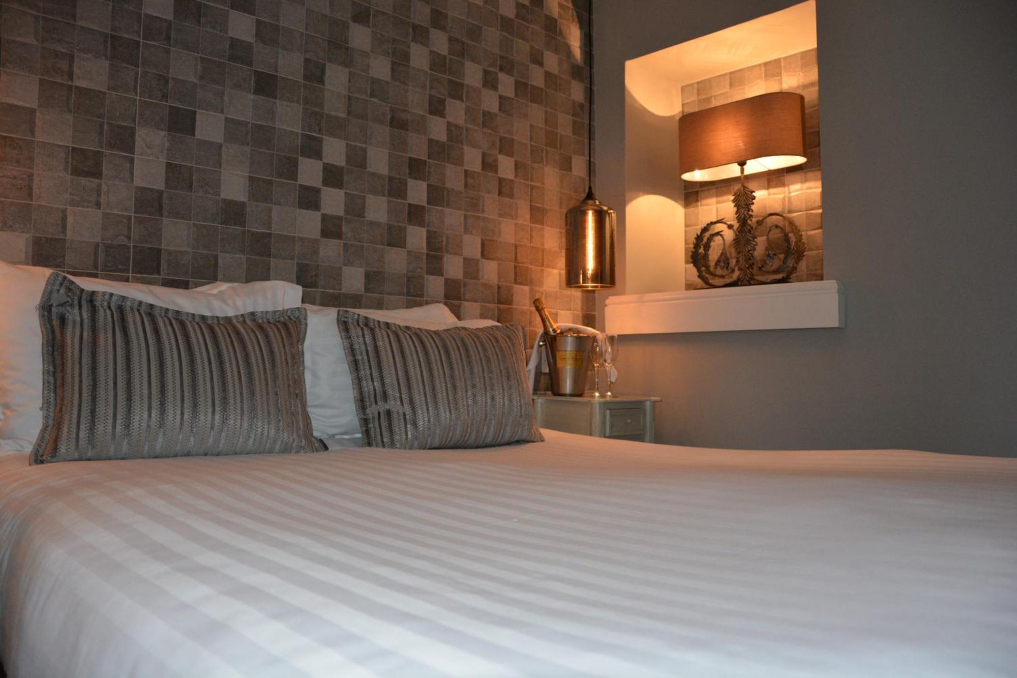 Lakes Hotel & Spa باونيس أون وينديرمير الغرفة الصورة A bedroom at the hotel