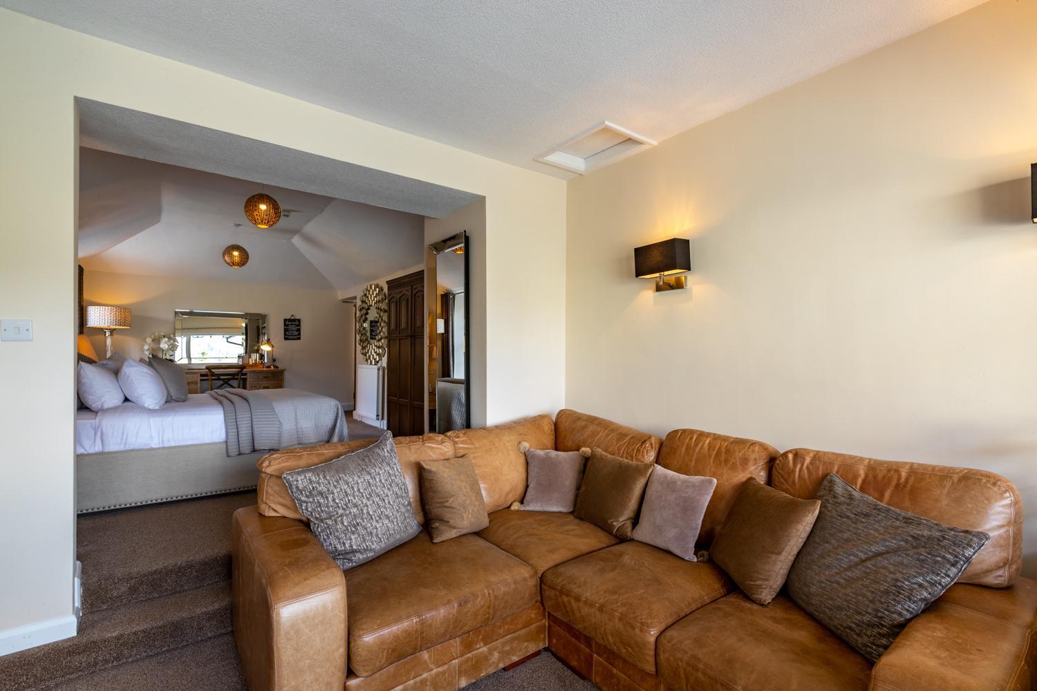 Lakes Hotel & Spa باونيس أون وينديرمير الغرفة الصورة The interior of a suite at the hotel