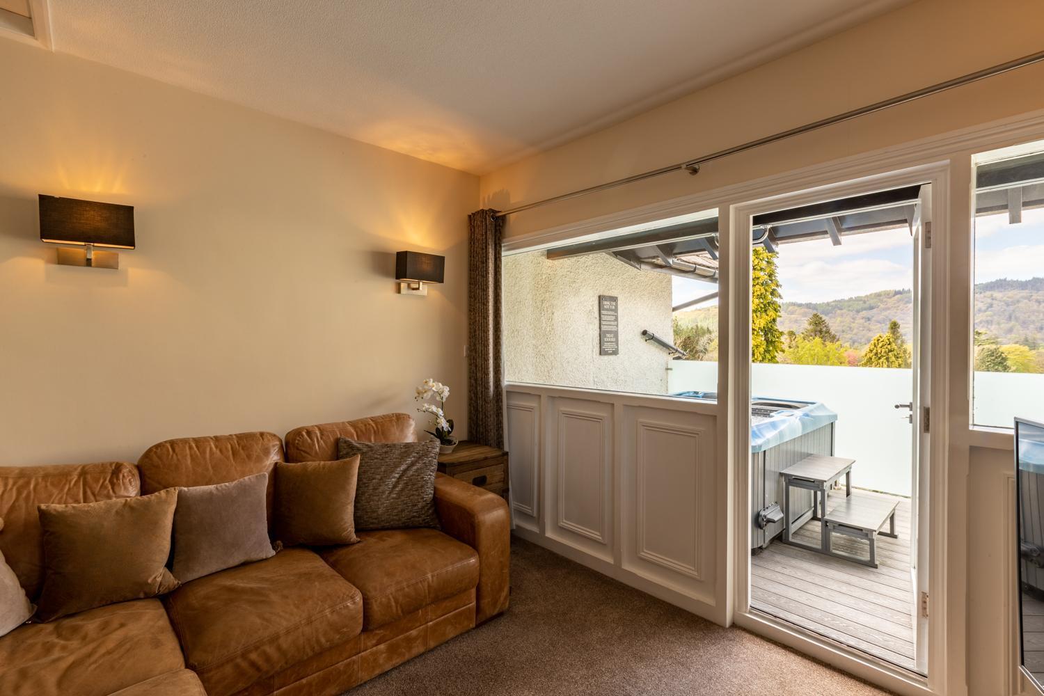 Lakes Hotel & Spa باونيس أون وينديرمير الغرفة الصورة A living room with a sliding door