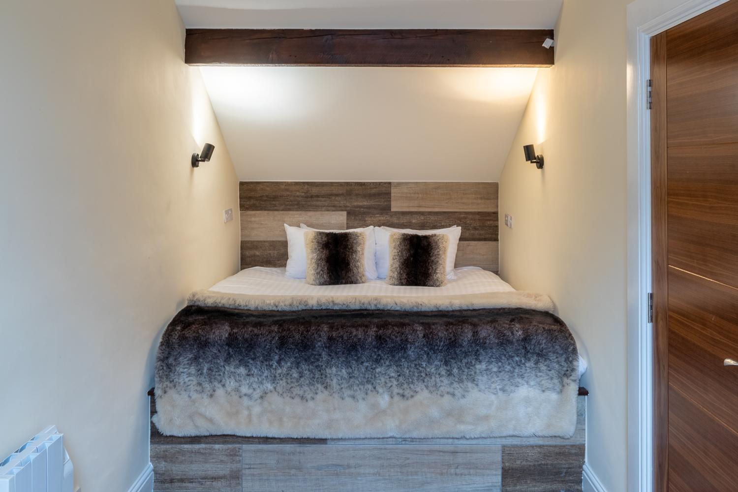 Lakes Hotel & Spa باونيس أون وينديرمير الغرفة الصورة A bedroom at The Old Mill