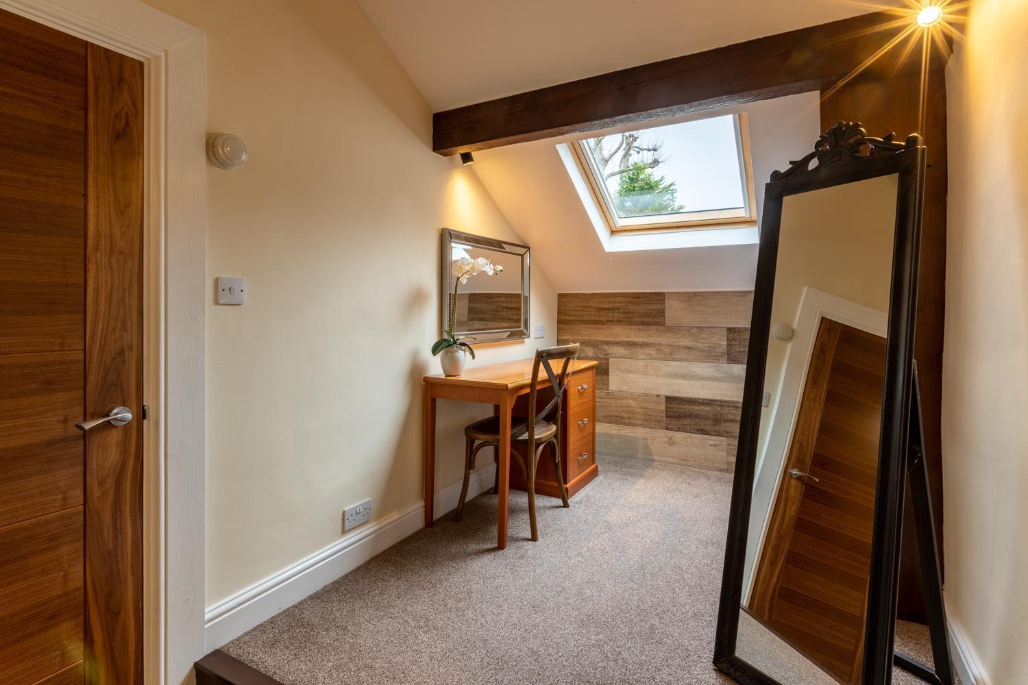 Lakes Hotel & Spa باونيس أون وينديرمير الغرفة الصورة The dressing room at The Old Vicarage