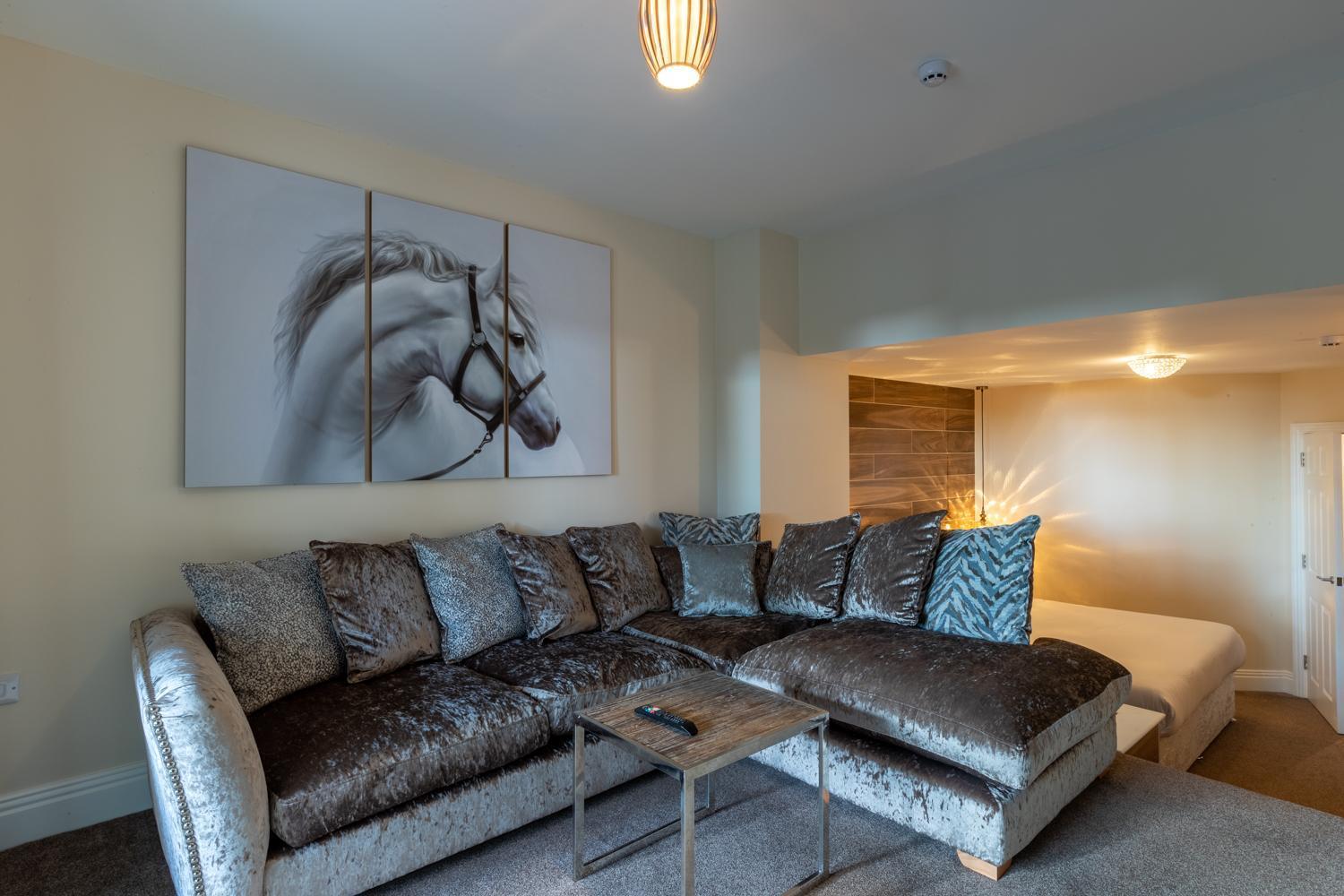 Lakes Hotel & Spa باونيس أون وينديرمير الغرفة الصورة A crushed velvet sofa