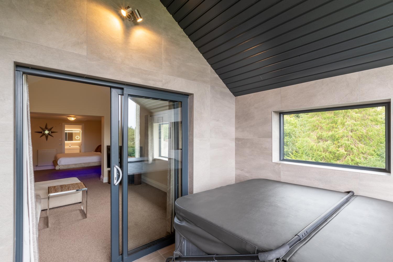 Lakes Hotel & Spa باونيس أون وينديرمير الغرفة الصورة A hot tub in a private home